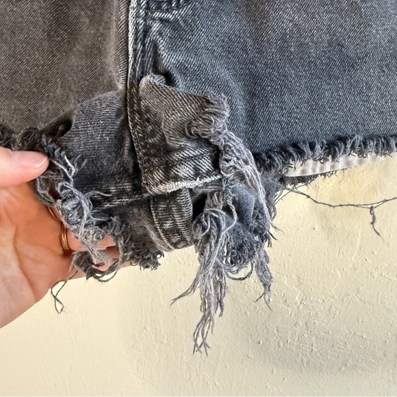 Levi's 550 High Rise Shortie Distressed BlackGray Denim Shorts Waist Size 34 - Picture 4 of 6